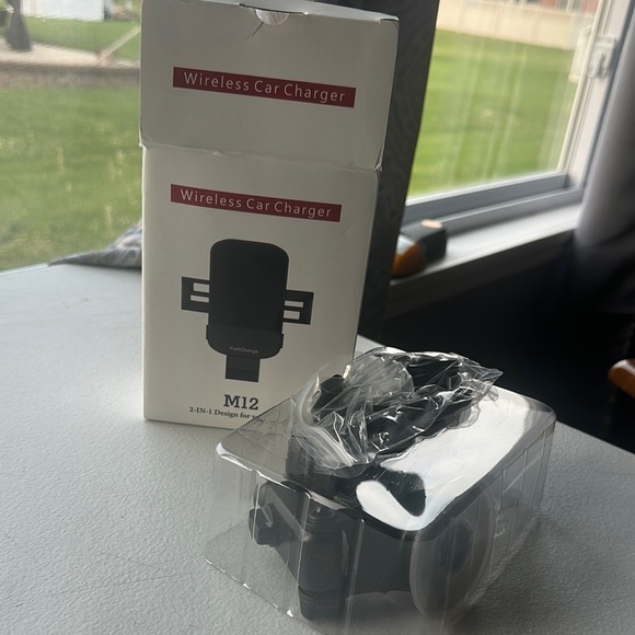 NEW Wireless Car Charger M12 - Picture 1 of 3
